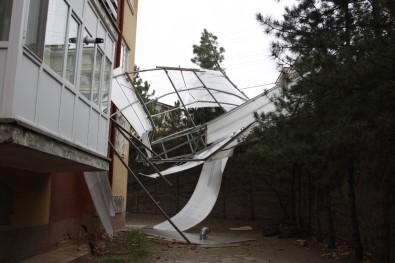 Çankırı'da Rüzgar Apartmanın Çatısını Uçurdu