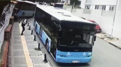 Halk Otobüsü Okul Duvarında Asılı Kaldı