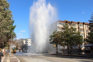 İş Makinesinin Patlattığı Su Volkan Gibi Fışkırdı