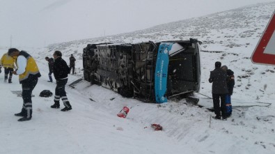 Karlı Yolda Kayan Özel Halk Otobüsü Yan Yattı Açıklaması 18 Yaralı
