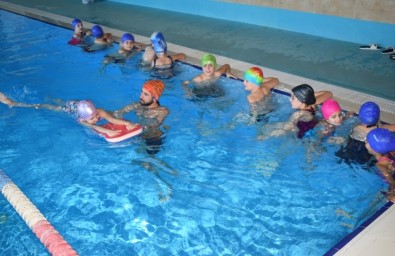 Kırsal Mahallelerdeki Çocuklar Yüzme Öğreniyor