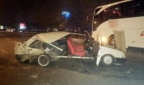 Kontrolden Çıkan Otomobil, Otobüse Çarptı Açıklaması 2 Yaralı