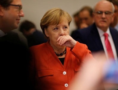 Merkel'e flaş istifa çağrısı