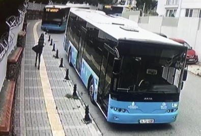 Ümraniye'de Halk Otobüsü Okulun Bariyerlerinde Asılı Kaldı