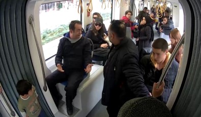 Tramvaydaki Sosyal Deneyi Gerçek Sanan Yolcular, Tiyatro Oyuncularını Azarladı