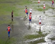 YARıNDAN SONRA - Yeşil Sahalarda Su Topu Gibi Futbol Maçı