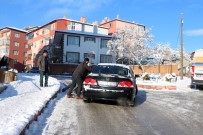 SERVİS ŞOFÖRÜ - Yozgat'ta Buzlanan Yollar Sürücülere Ve Vatandaşlara Zor Anlar Yaşattı