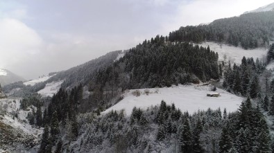 Zigana Geçidi'nde Kar Kalınlığı 15 Santimetreye Ulaştı