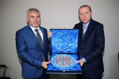 Cumhurbaşkanı Erdoğan'dan Başkan Memiş'e Plaket