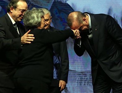 Cumhurbaşkanı Erdoğan Kaplanoğlu'nun annesinin elini öptü