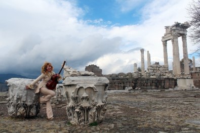 Dünyaca Ünlü Gitarist Bergama'ya Hayran Kaldı