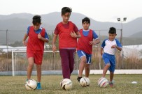 BURHANETTIN KOCAMAZ - Geleceğin Futbolcuları Bozyazı'da Yetişiyor