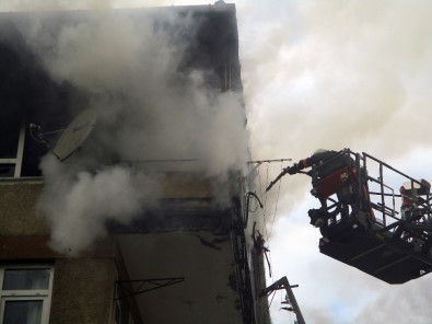Kadıköy'de Apartman Yangını Paniğe Neden Oldu