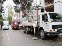 TAŞ MEKTEP - Kadıköy'de Bir İşçinin Üzerine Beton Blok Devrildi