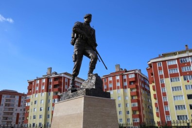 Kahraman Ömer Halisdemir'in Anıtı Yapıldı