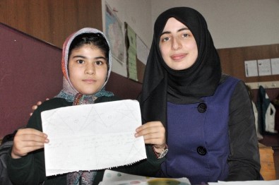 Yasemin Öğretmenden Afgan Öğrencisine Yürek Kabartan Davranış