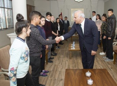 Van Çocuk Hakları Komitesi Üyelerinden Vali Zorluoğlu'na Ziyaret