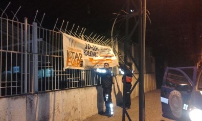 Zabıtalar İzinsiz Asılan Afiş Ve Pankartları Kaldırıyor