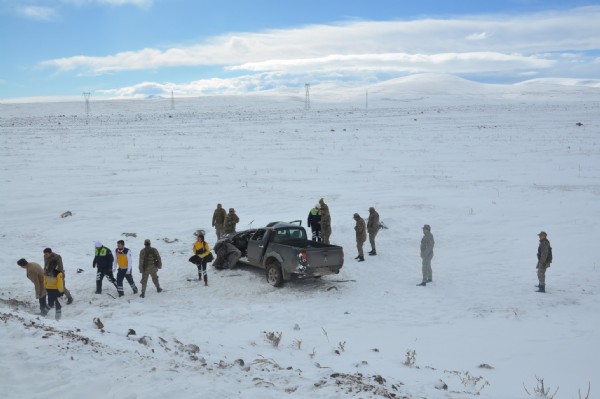 Kaza mahalinde sürücünün donmuş cesedi bulundu