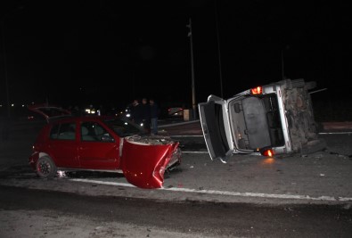 AK Partilileri Taşıyan Minibüsle Otomobil Çarpıştı Açıklaması 7 Yaralı