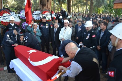 Hastanede Tedavi Görürken Şehit Olan Polis Toprağa Verildi