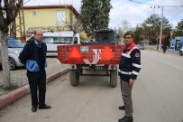 İhsaniye'de Traktör Römorklarına Reflektör Takılmaya Başlandı