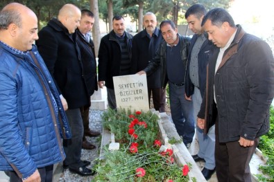 Şoförlerden Öğretmeni Gibi Bildikleri Özgizler'in Mezarına Ziyaret