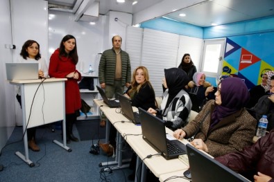 Türk Telekom'dan Küçükçekmeceli Kadınlara Teknoloji Eğitimi