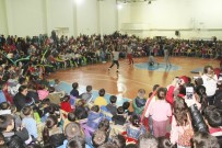 MADAGASKAR - Vali Sonel'in Jesti, Çocuklardan Büyük İlgi Görüyor