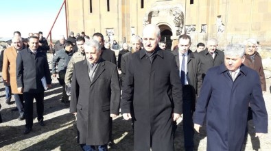 Bakan Kurtulmuş, Ani'de Tarihi İpek Yolu Köprüsü'nün Fotoğrafını Çekti