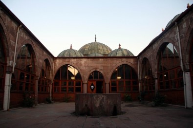 Bu Medresenin Kubbelerinden '93 Harbi'nde Mermi Yapıldı