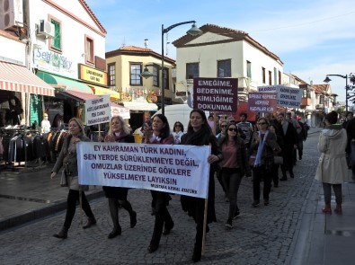Çeşme'de Kadınlar Şiddete Karşı Yürüdü