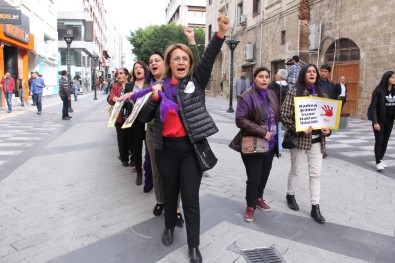 CHP'li Kadınlar, Şiddete Karşı Mor Zincir Oluşturdu