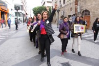 İSTİKLAL CADDESİ - CHP'li Kadınlar, Şiddete Karşı Mor Zincir Oluşturdu