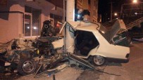 Direğe Çarpan Otomobil Paramparça Oldu Açıklaması 2 Yaralı