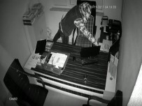 İŞ BAŞVURUSU - Laptopları Çalarken Kapşonla Yüzünü Kapattı