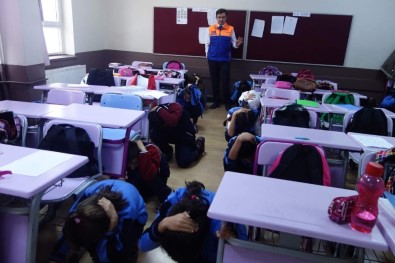 Ortaokullarda 'Afet Bilinci Ve Deprem' Konulu Eğitimler Devam Ediyor