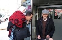 KEMİK ERİMESİ - Vefalı Evlat 17 Yıldır Annesini Sırtında Taşıyor