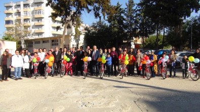 Silifke'de Çocuklara Bisiklet Dağıtıldı