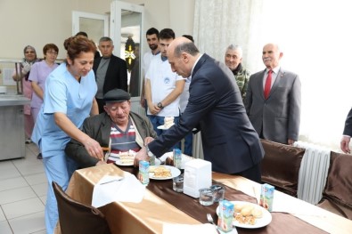 Vali Çiftçi Huzurevi Sakinleriyle Bir Araya Geldi