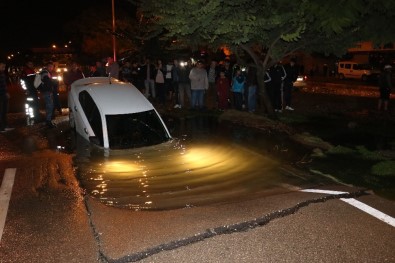 Adana'da Su Borusu Patladı, Otomobil Yolda Oluşan Dev Çukura Düştü