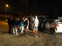 PLEVNE MAHALLESI - Ankara'da İki Otomobil Kafa Kafaya Çarpıştı Açıklaması 4 Yaralı