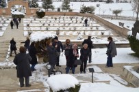 MEYDAN MUHAREBESİ - Anneler Derneği'nden Şehitlere Vefa Ziyareti