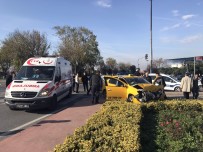 TAKSİ ŞOFÖRÜ - Beyoğlu'nda Ticari Taksi Otomobile Çarptı Açıklaması 1 Yaralı