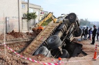 KANALİZASYON ÇALIŞMASI - Kamyon Kanalizasyon Çukuruna Düştü