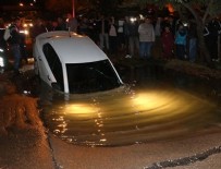 Su borusu patladı, otomobil dev çukura düştü