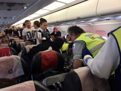 Uçakta Fenalaşan Kadına Sağlık Memuru Müdahale Etti