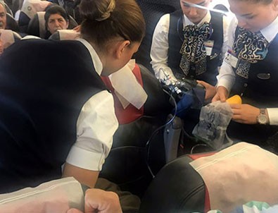 Uçakta rahatsızlanan yolcuya kabin ekibi müdahale etti