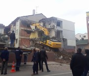 YIKIM ÇALIŞMALARI - İş Makinesi Yanlış Binayı Yıktı, Binadakiler Şaşkına Döndü