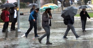 İzmir'de Sağanak Yağmur Zor Anlar Yaşattı